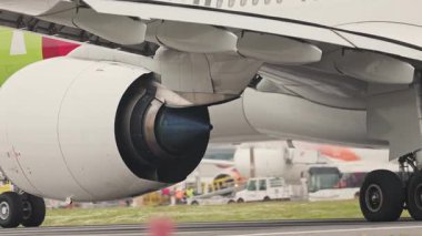 10 Nisan 2025, Lizbon, Portekiz - Portela Havaalanı - Tap Portekiz Airbus a330neo pistte kalkışa hazırlanıyor.