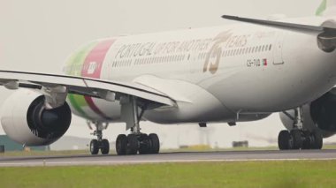 10 Nisan 2025, Lizbon, Portekiz - Portela Havaalanı - Bir pist üzerinde taksicilik