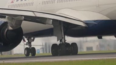 10 Nisan 2025, Lizbon, Portekiz - Portela Havaalanı Delta Havayolları Airbus a330 kalkışa hazırlanıyor.