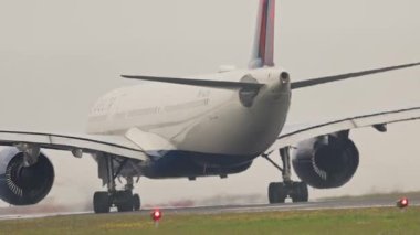 10 Nisan 2025, Lizbon, Portekiz - Portela Havaalanı - Havaalanı 'nda yere inen yolcu uçağı