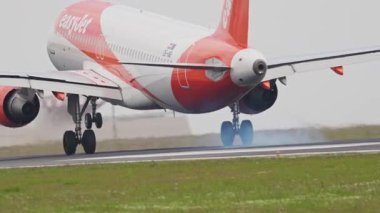 10 Nisan 2025, Lizbon, Portekiz - Portela Havaalanı - Kırmızı ve beyaz yolcu uçağı piste sorunsuzca indi