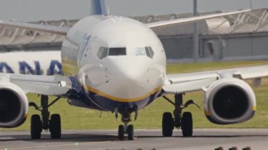 10 Nisan 2025, Lizbon, Portekiz - Portela Havaalanı - Havaalanı pistinde taksicilik yapan beyaz ve mavi yolcu uçağı