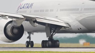 10 Nisan 2025, Lizbon, Portekiz - Portela Havaalanı - Büyük yolcu uçağı kalkıştan önce pistte taksicilik yapıyor