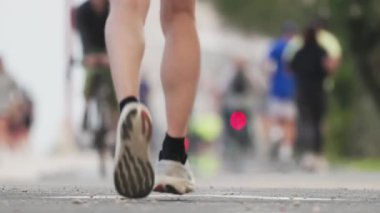 Koşucuların bacaklarını ve ayaklarını kapatın maraton koşusunda yarışıyorlar
