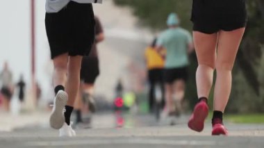 Bir maraton koşan sporcular, adanmışlık ve atletizm gösteriyorlar