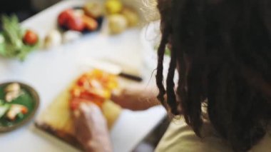 Rastalı adam renkli yemek hazırlıyor.