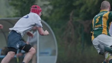 3 Mayıs 2025, Lisbon. Portekiz - Oeiras, AG Rugby oyuncularına karşı Yoğun bir maçta koşu, pas ve hücum