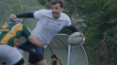 3 Mayıs 2025, Lisbon. Portekiz - Oeiras, AG Rugby oyuncularına karşı Çimenli bir sahada oynanan müsabaka maçında mücadele ediyor ve koşuyor