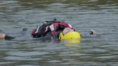 3 Mayıs 2025, Lisbon. Portekiz - Tren - Kurtarma Görevlisi Nehirde alabora olduktan sonra kurtarılmayı beklerken uygun duruş sergiledi