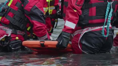 3 Mayıs 2025, Lisbon. Portekiz - Trainh - Kurtarma ekipleri, yaralı bir kişiyi hızlı suda omurga üzerine dikkatle yerleştirdiler.
