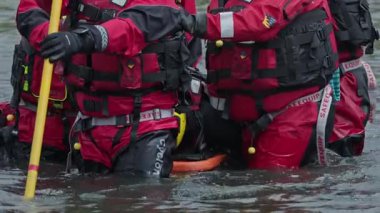 3 Mayıs 2025, Lisbon. Portekiz - Tren - Kurtarma ekipmanları özel teçhizat giyip bir sırık ve sedye kullanarak bir insanı nehirden kurtarıyorlar.
