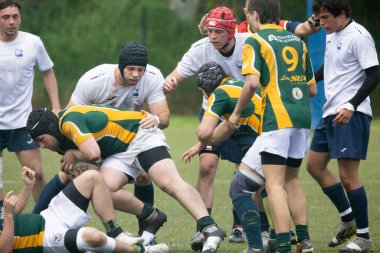 3 Mayıs 2025, Lisbon. Portekiz - oeiras vs ag - rugby oyuncuları bir ragbi maçı sırasında top için mücadele ediyor ve mücadele ediyorlar