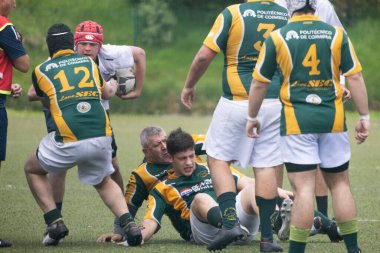 3 Mayıs 2025, Lisbon. Portekiz - oeiras vs ag - rugby oyuncuları bir ragbi maçı sırasında top için mücadele ediyor ve mücadele ediyorlar