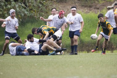 3 Mayıs 2025, Lisbon. Portekiz - oeiras vs ag - rugby oyuncuları yeşil sahada oynanan bir yarışma sırasında topla koşuyorlar ve top tutuyorlar