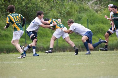 3 Mayıs 2025, Lisbon. Portekiz - oeiras vs ag - ragbi oyuncuları yeşil bir sahada rugby maçı sırasında mücadele ediyorlar