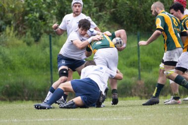 3 Mayıs 2025, Lisbon. Portekiz - oeiras vs ag - rugby oyuncuları bir ragbi maçı sırasında top için mücadele ediyorlar.