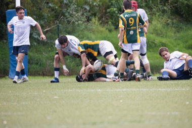 3 Mayıs 2025, Lisbon. Portekiz - oeiras vs ag - rugby oyuncuları yeşil bir sahada oynanan bir maçta top için mücadele ediyorlar.