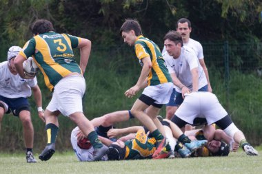 3 Mayıs 2025, Lisbon. Portekiz - oeiras vs ag - rugby oyuncuları bir ragbi maçı sırasında top için mücadele ediyor ve mücadele ediyorlar