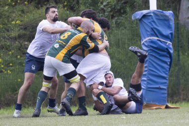 3 Mayıs 2025, Lisbon. Portekiz - oeiras vs ag - Rugby oyuncuları çimenli bir sahada mücadele ediyor ve mücadele ediyorlar