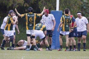 3 Mayıs 2025, Lisbon. Portekiz - oeiras vs ag - Rugby oyuncuları çim sahasında maç yapıyor, bir oyuncu sahada