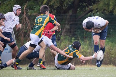 3 Mayıs 2025, Lisbon. Portekiz - oeiras vs ag - gençler rugby oynuyorlar ve oyun sırasında topu almaya çalışıyorlar