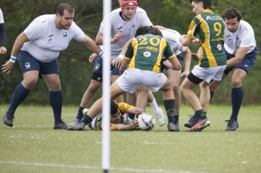 3 Mayıs 2025, Lisbon. Portekiz - oeiras vs ag - rugby oyuncuları yeşil sahada oynanan bir maçta top için yarışıyorlar