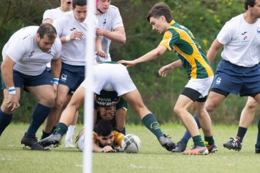 3 Mayıs 2025, Lisbon. Portekiz - oeiras vs ag - rugby oyuncuları bir ragbi maçı sırasında top için yarışıyorlar, bir kargaşa oluşturuyorlar