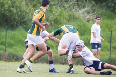 3 Mayıs 2025, Lisbon. Portekiz - oeiras vs ag - rugby oyuncuları bir ragbi maçı sırasında top için mücadele ediyor ve mücadele ediyorlar