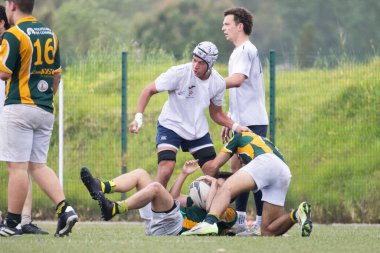 3 Mayıs 2025, Lisbon. Portekiz - oeiras vs ag - rugby oyuncuları yeşil sahada oynanan bir maçta top için yarışıyorlar