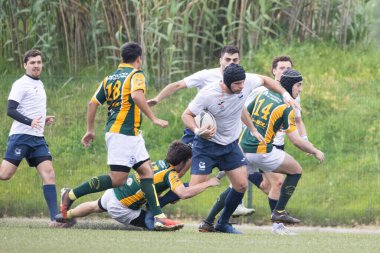 3 Mayıs 2025, Lisbon. Portekiz - oeiras vs ag - rugby oyuncuları bir ragbi maçı sırasında topla koşuyor ve top tutuyorlar