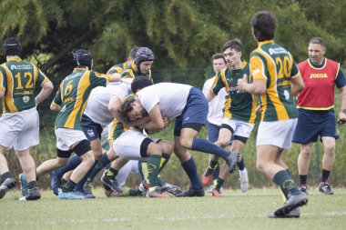 3 Mayıs 2025, Lisbon. Portekiz - oeiras vs ag - rugby oyuncuları yeşil bir sahada oynanan rugby maçında top için mücadele ediyorlar.