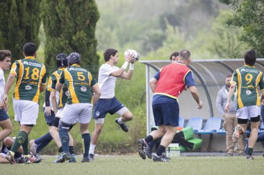 3 Mayıs 2025, Lisbon. Portekiz - oeiras vs ag - bir maç sırasında top yakalayan genç, koç ve seyirciler izlerken