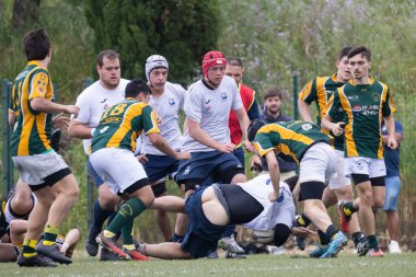 3 Mayıs 2025, Lisbon. Portekiz - oeiras vs ag - rugby oyuncuları bir ragbi maçı sırasında top için yarışıyorlar