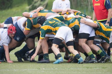 3 Mayıs 2025, Lisbon. Portekiz - oeiras vs ag - rugby oyuncuları çekişmeli bir ragbi maçı sırasında birbirlerini itiyorlar.