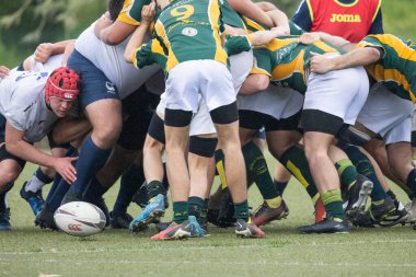 3 Mayıs 2025, Lisbon. Portekiz - oeiras vs ag - Rugby oyuncuları bir oyun sırasında top için yarışıyor