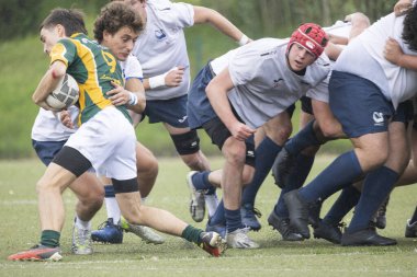 3 Mayıs 2025, Lisbon. Portekiz - oeiras vs ag - rugby oyuncuları bir oyun sırasında top için mücadele ediyorlar.