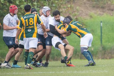 3 Mayıs 2025, Lisbon. Portekiz - oeiras vs ag - Rugby oyuncuları çim sahasında yağmurlu bir maç sırasında top için mücadele ediyor ve mücadele ediyorlar