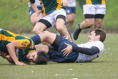 3 Mayıs 2025, Lisbon. Portekiz - oeiras vs ag - iki rugby atleti bir ragbi maçı sırasında sahaya çıkıp düşerek sporun yoğunluğunu ve fizikselliğini gösteriyor