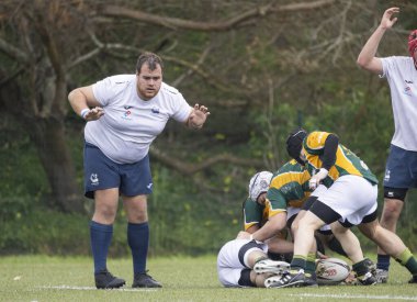 3 Mayıs 2025, Lisbon. Portekiz - oeiras vs ag - oyuncular sahada bir rakiple mücadele ederken hakem ragbi maçında el işareti yapıyor