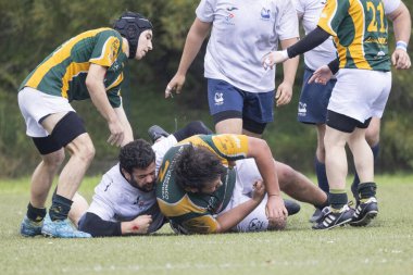 3 Mayıs 2025, Lisbon. Portekiz - oeiras vs ag - rugby oyuncuları bir maçta yarışıyor, rakibini yere düşürüyor