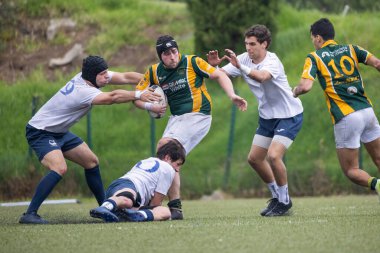 3 Mayıs 2025, Lisbon. Portekiz - oeiras vs ag - ragbi oyuncuları yeşil sahada bir ragbi maçı sırasında koşuyor ve top tutuyorlar