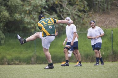 3 Mayıs 2025, Lisbon. Portekiz - oeiras vs ag - rugby oyuncusu yeşil sahadaki bir maçta topa vuruyor