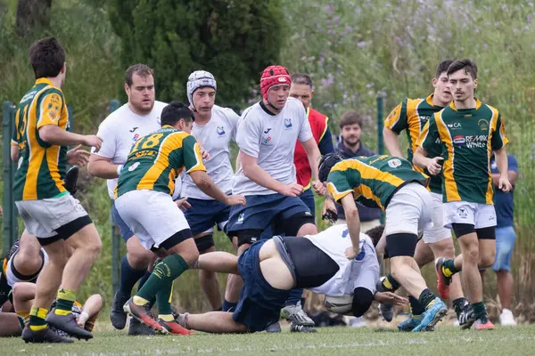 3 Mayıs 2025, Lisbon. Portekiz - oeiras vs ag - rugby oyuncuları bir ragbi maçı sırasında top için yarışıyorlar