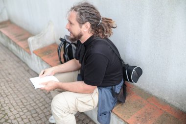 Röportaj sırasında not alan erkek gazeteci