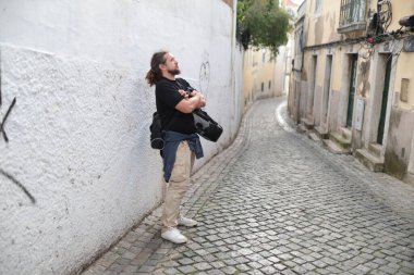 Fotoğrafçı, Lizbon Alfama bölgesinin dar kaldırım taşı sokaklarını keşfediyor. Resimli mimariye hayran kalıyor.
