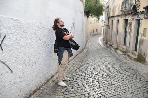 Fotoğrafçı, Lizbon Alfama bölgesinin dar kaldırım taşı sokaklarını keşfediyor. Resimli mimariye hayran kalıyor.