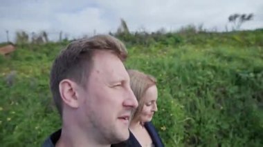 Mutlu çift doğa yürüyüşünden zevk alıyor, konuşuyor ve el ele tutuşuyorlar.