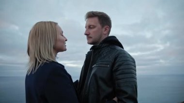 Sevecen bir çift deniz kenarında romantik bir anın tadını çıkarıyor.