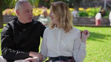 Turistler mantar parkında romantik bir anın tadını çıkarıyorlar.