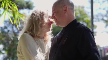 Romantik çift, Madeira 'da yemyeşil bir tropikal bahçede mahremiyetin tadını çıkarıyor.